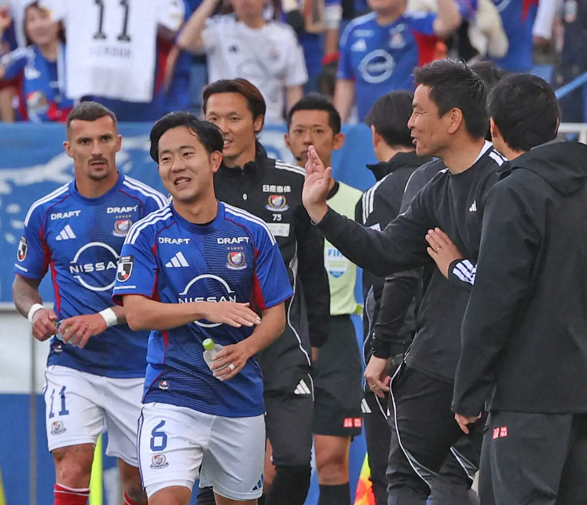 【画像・写真】＜浦和・横浜M＞後半、ゴールを決め大島監督（右から2人目）に祝福される横浜M・渡辺皓（左から2人目）（撮影・西海健太郎）