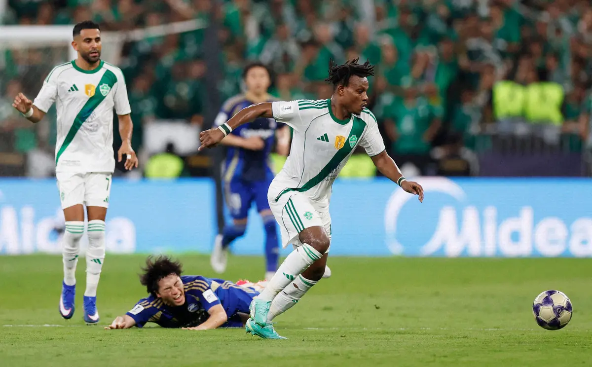 【画像・写真】町田戦の後半、退場となったアルアハリのDFアルハサウィ（右）（ロイター）