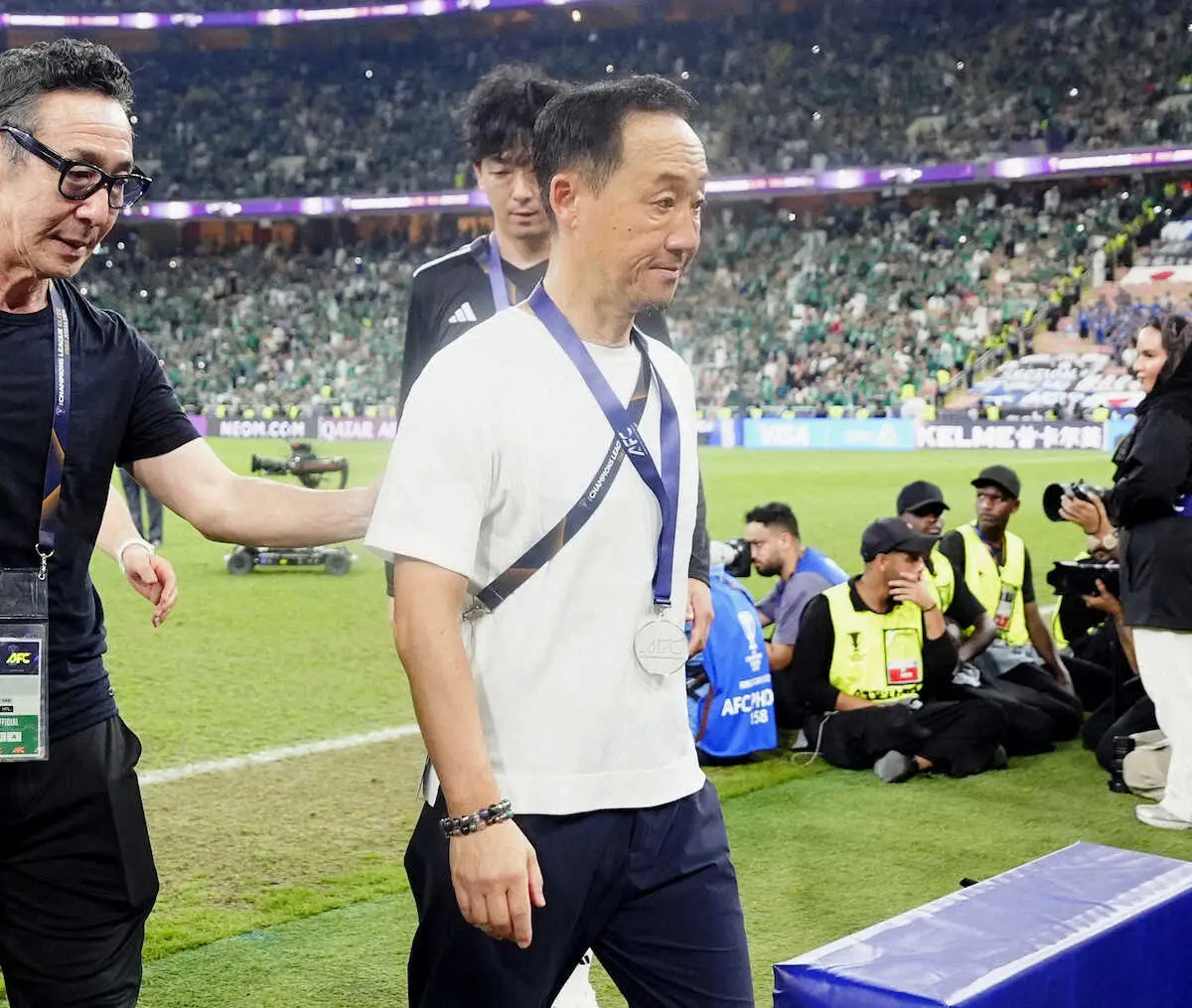 【画像・写真】アルアハリに敗れ優勝を逃し、引き揚げる町田・黒田監督（右）