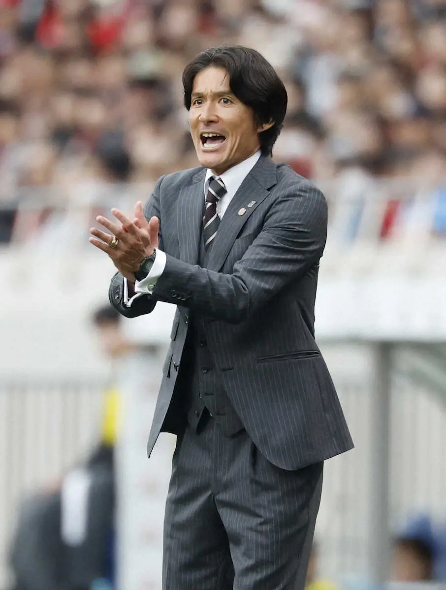 【画像・写真】＜浦和―川崎F＞前半、チームを鼓舞する浦和・田中暫定監督