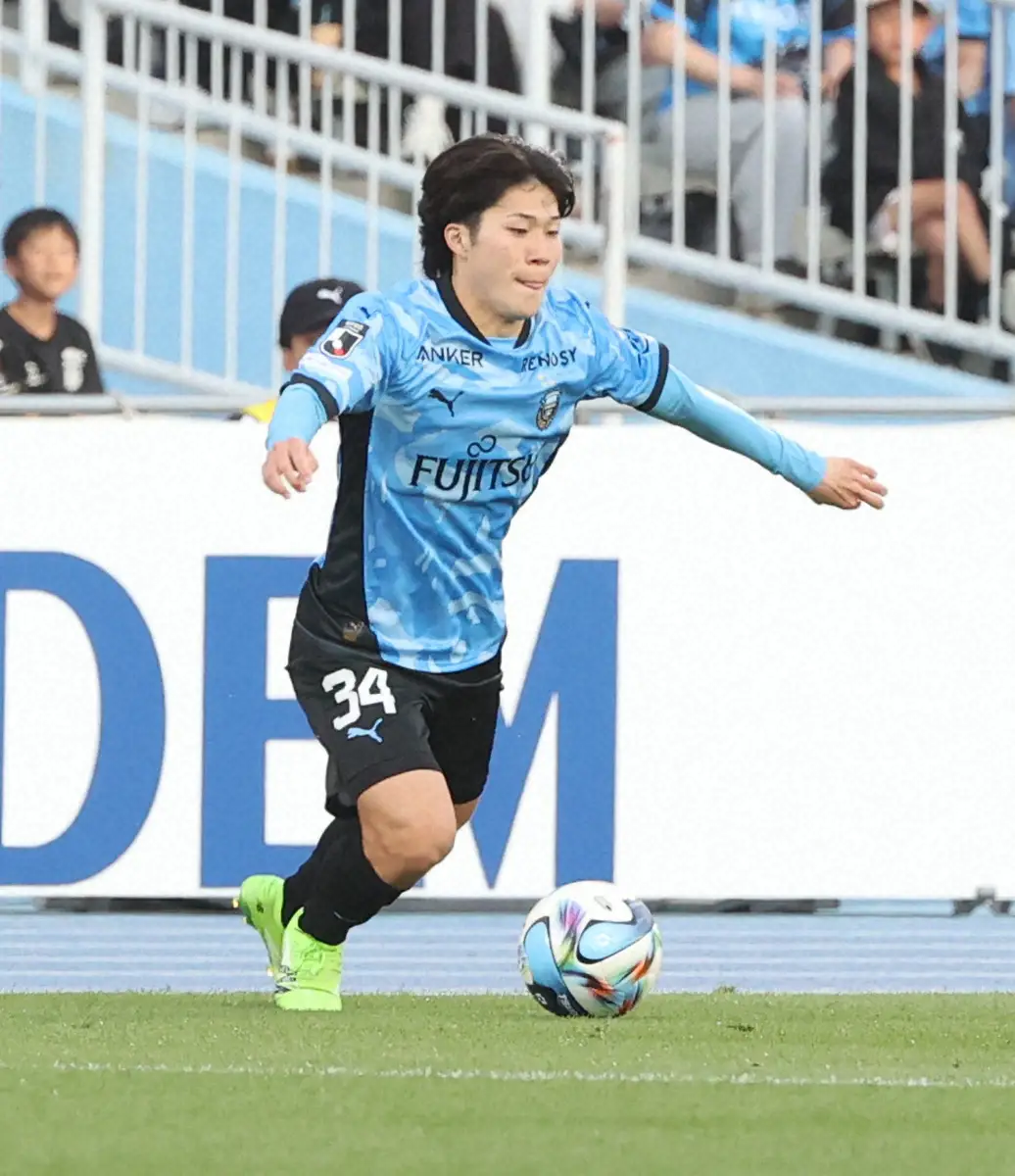 【画像・写真】試合に臨む川崎F・長璃喜