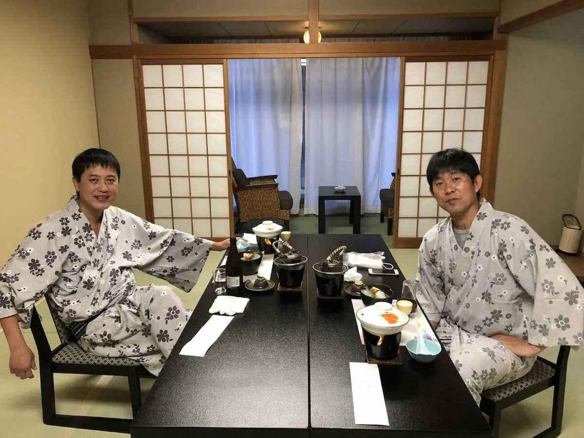 【画像・写真】温泉旅館でリラックスする市原氏（左）と森保監督。2人で旅行することも多い