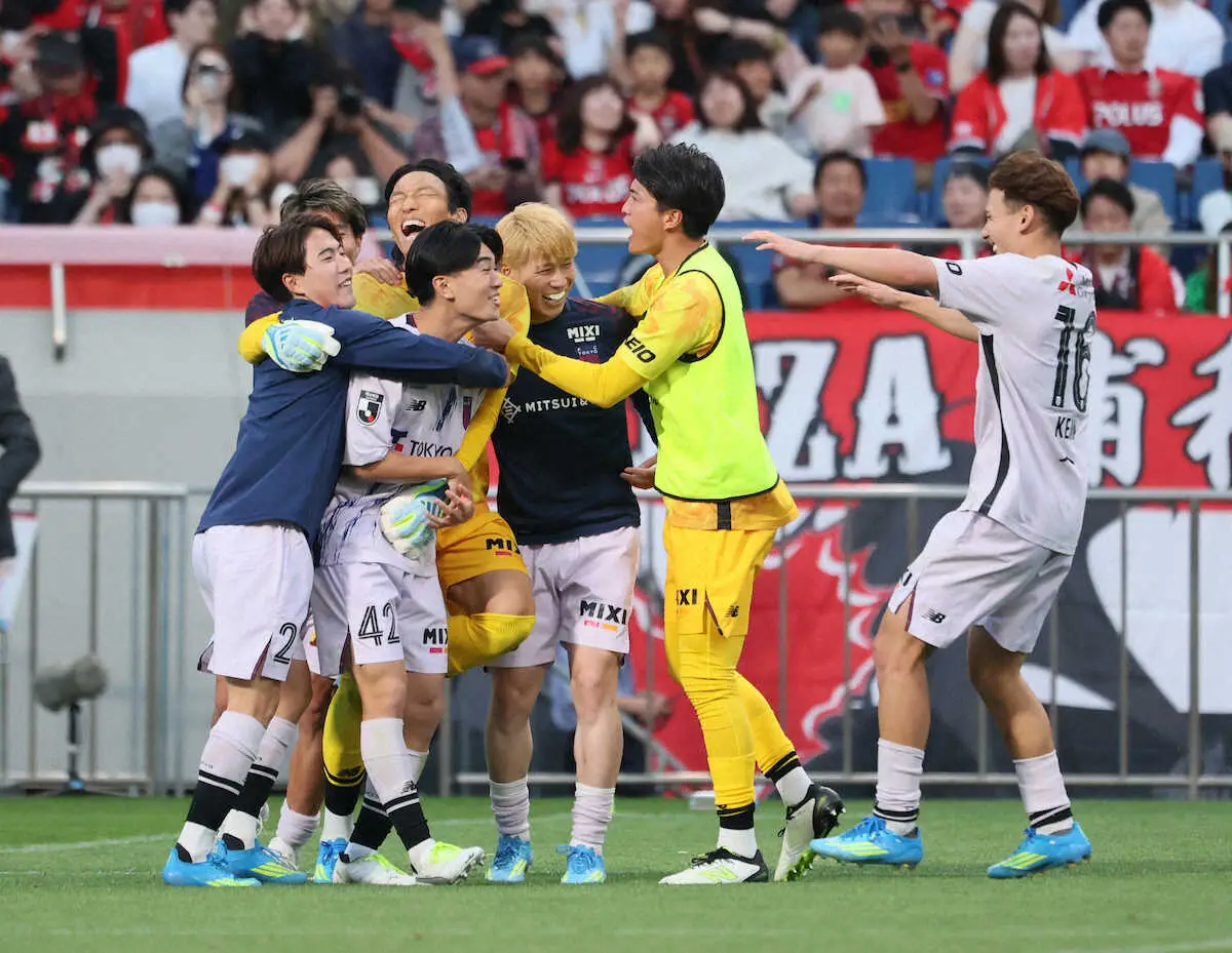 【画像・写真】＜浦和・FC東京＞勝利を喜ぶ金承奎（左から2人目）らFC東京イレブン（撮影・小海途　良幹）