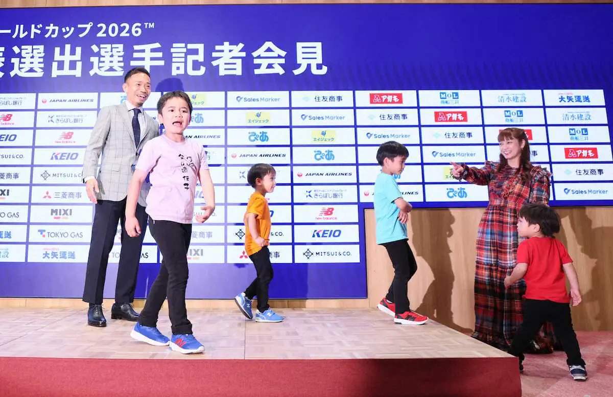 【画像・写真】長友佑都の会見　妻・平愛梨ら家族がサプライズ登場　子供のTシャツには「ほぼ父の遺伝子」の文字