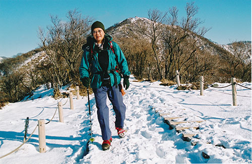 数々の山々をクリアしてきた小野寺昭。丹沢山の雪道を歩く