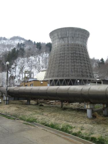 松川温泉の地熱発電所。原発の冷却塔に似ていなくもないが、中味は違う