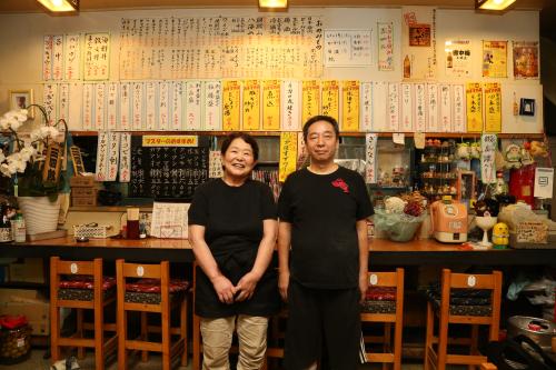 笑顔の店主・志田孝則さん（右）と妻の百合子さん