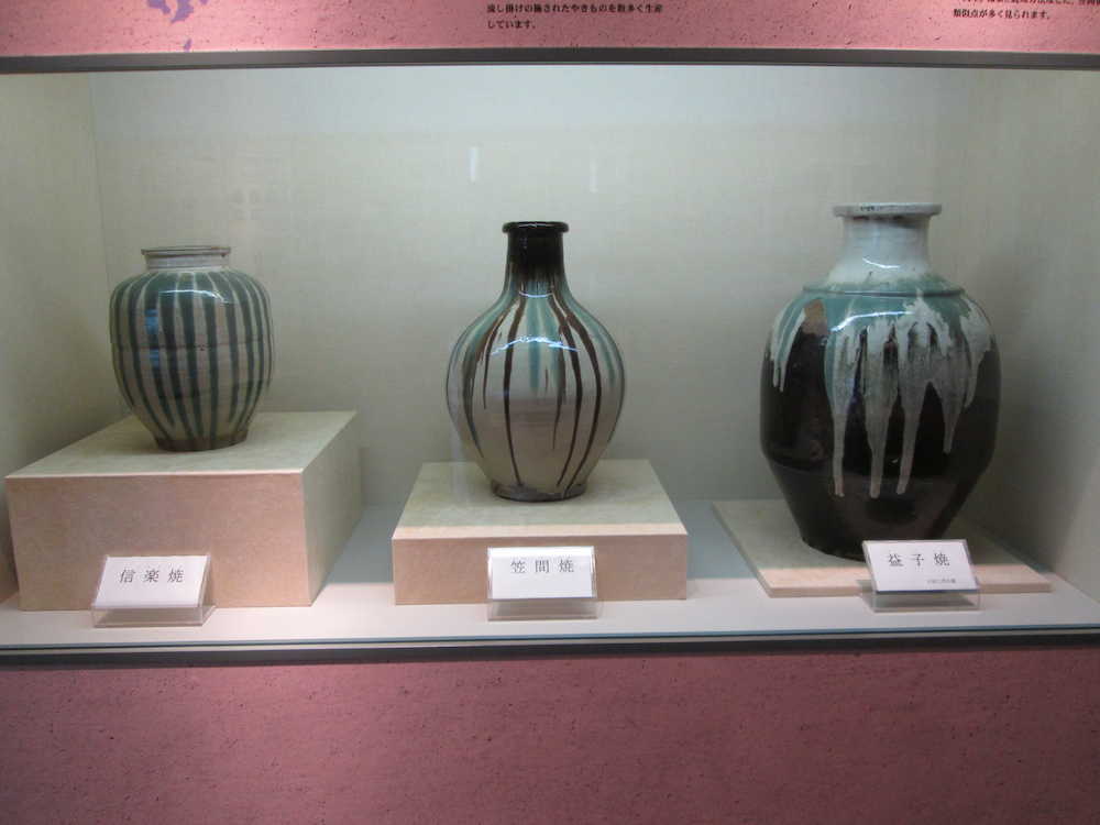 茨城県陶芸美術館内に並ぶ信楽焼、笠間焼、益子焼（左から）３兄弟のようだ　　　　　　　　　　　　　　　　　　　　　　　　　　　　　　
