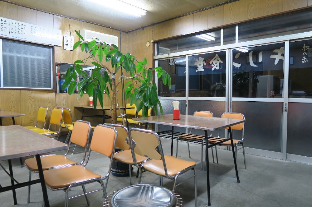 「キリン食堂」店内、シンプルで昔ながらのデコラ張り4人掛けテーブルが6卓