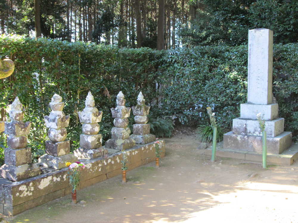 龍潭寺の境内にたたずむ井伊家歴代の墓（左から４番目が直虎の墓）
