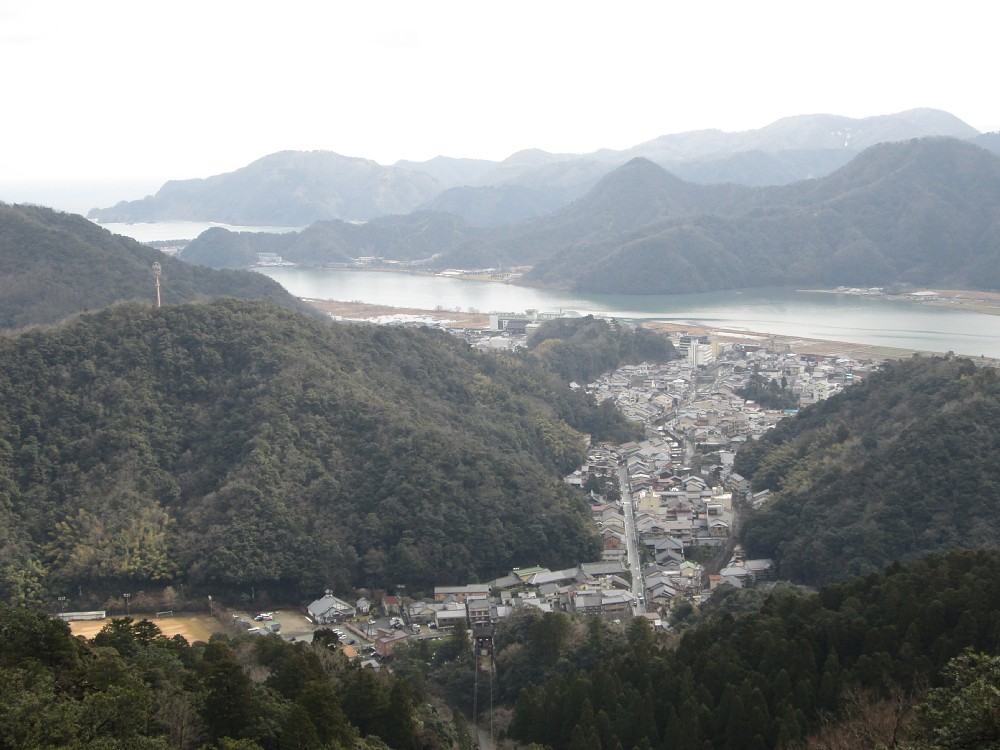 大師山頂から望む温泉街。そばを大谿川の本流・円山川が流れ、、向こうに日本海が広がる