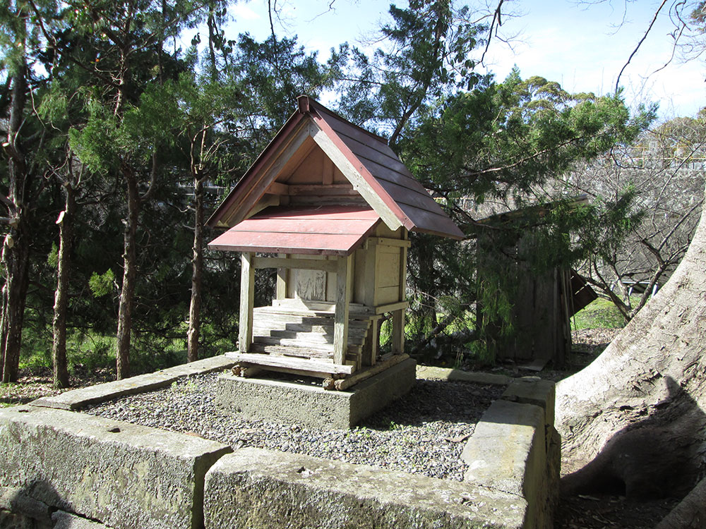 高山寺の寺苑に残された猿神社。熊楠の情念がこもっているようだ