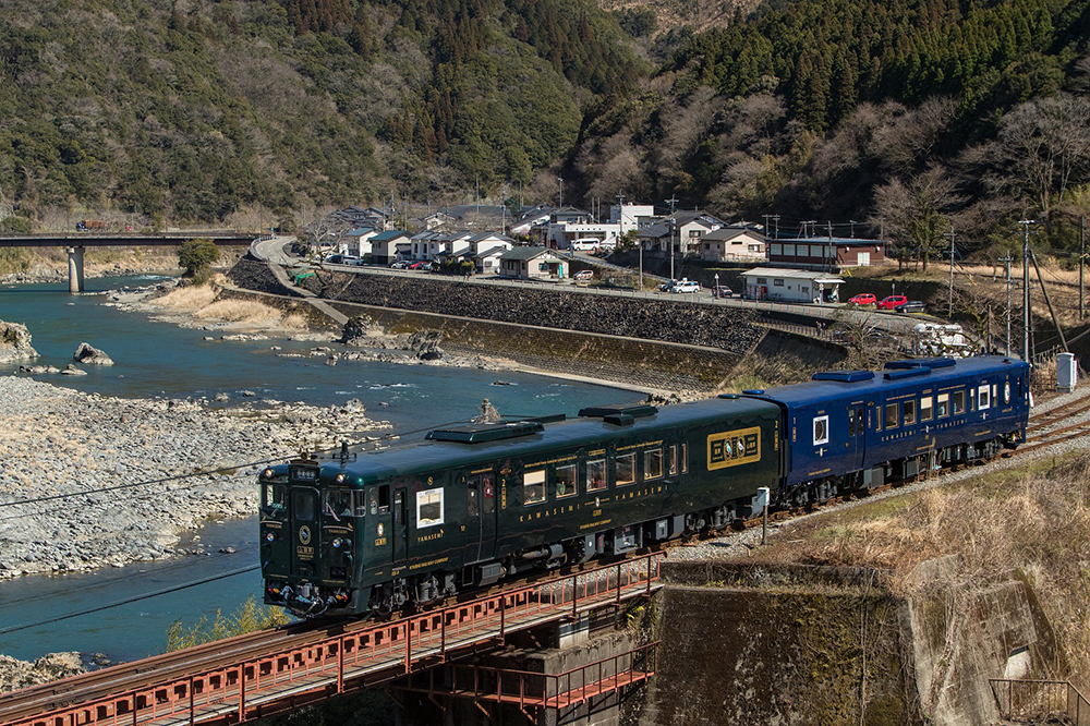 球磨川沿いを走る「かわせみやませみ」。青と緑の車体が美しい