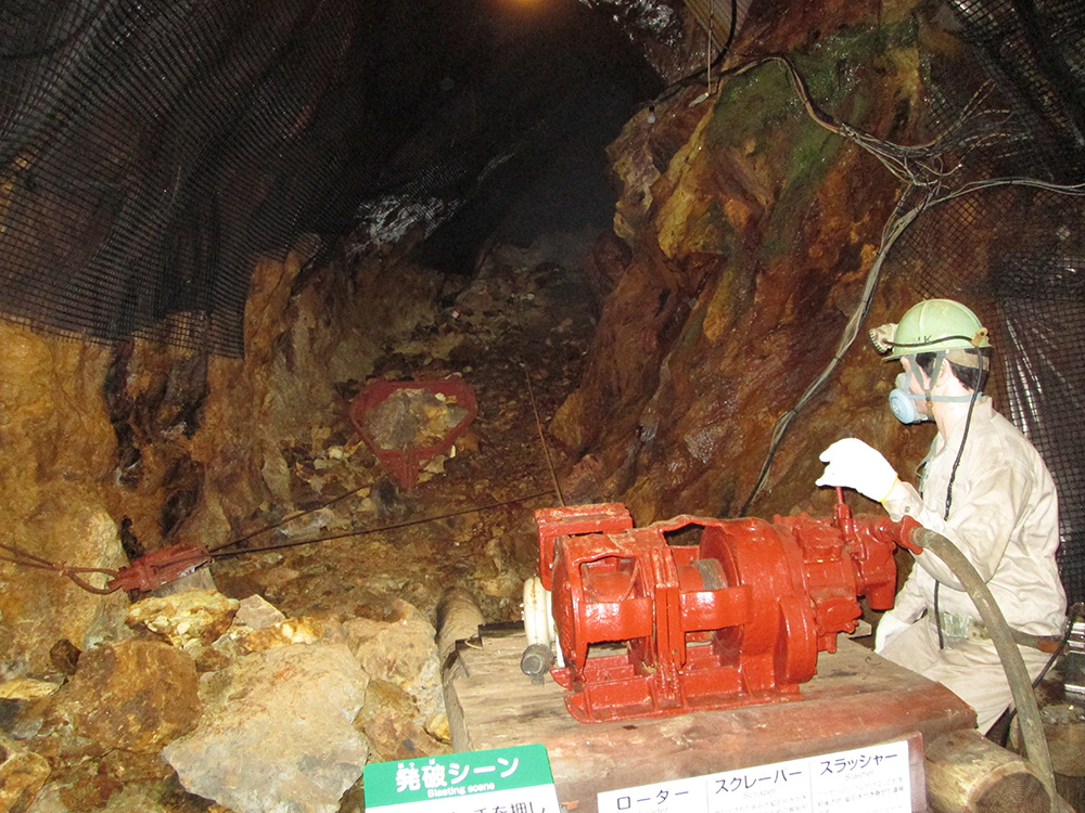 ろう人形で鉱山当時を再現した細倉マインパーク