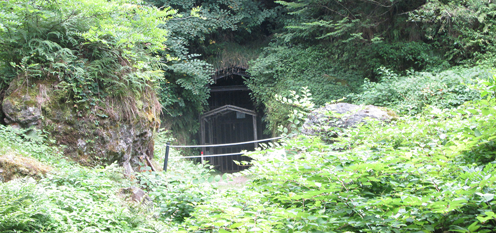 石見銀山の奥深いところにある大久保間歩の入り口