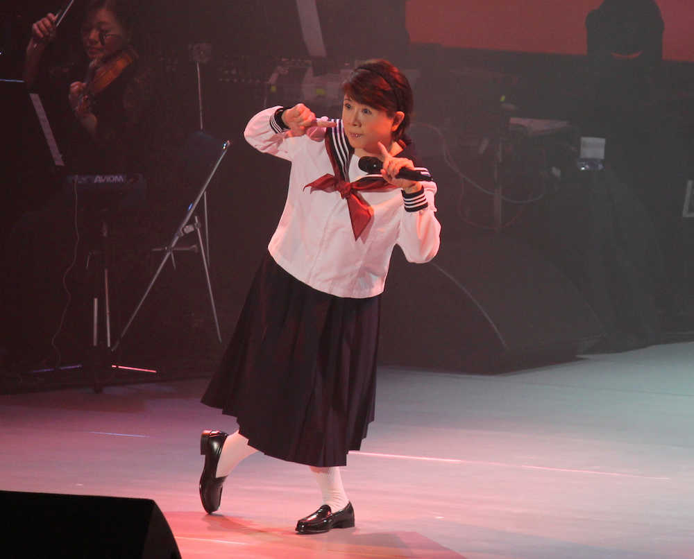 コンサートでセーラー服姿を披露する森昌子