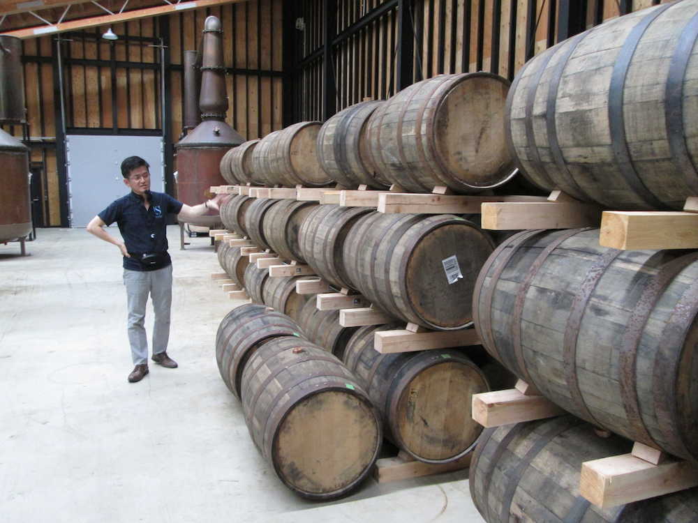 ２０年完成のウイスキーの熟成樽を前に話す中村さん。“静岡のマッサン”の登場だ
