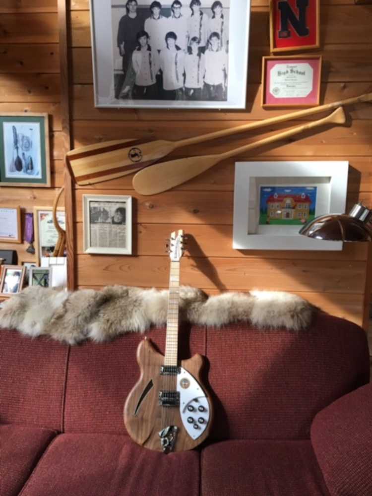 山荘ではギターも弾く