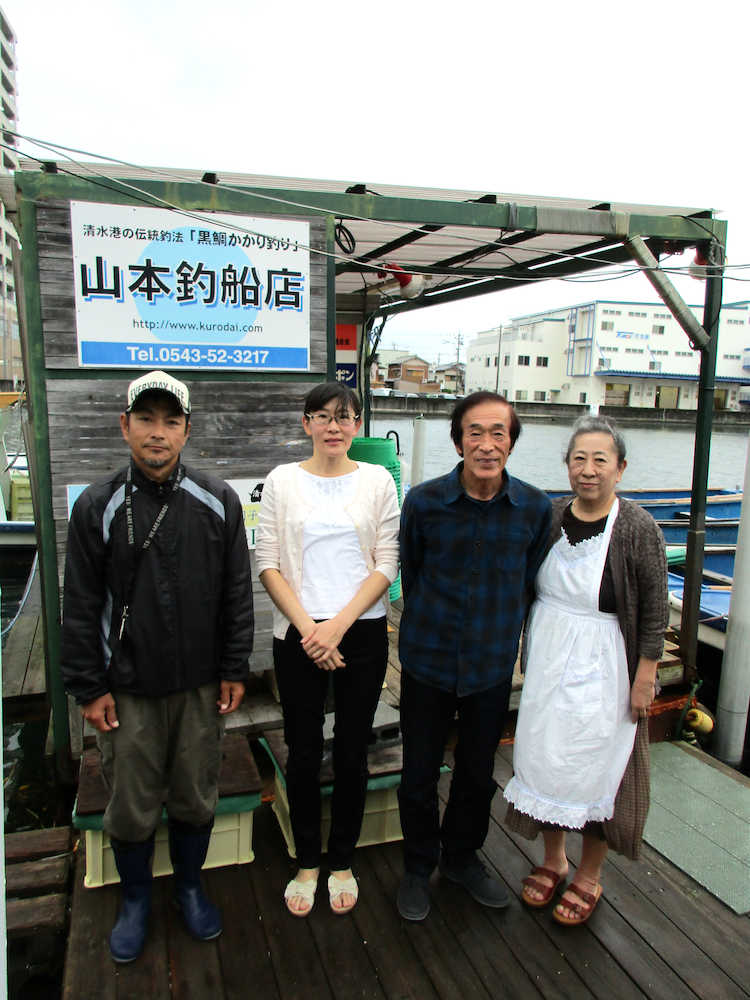 店前の船着き場で。左から貝森秀一さん、美加さん、光男さん、瑛子さん。　　　　　　　　　　　　　　　　　　　　　　　　　　　　　　　
