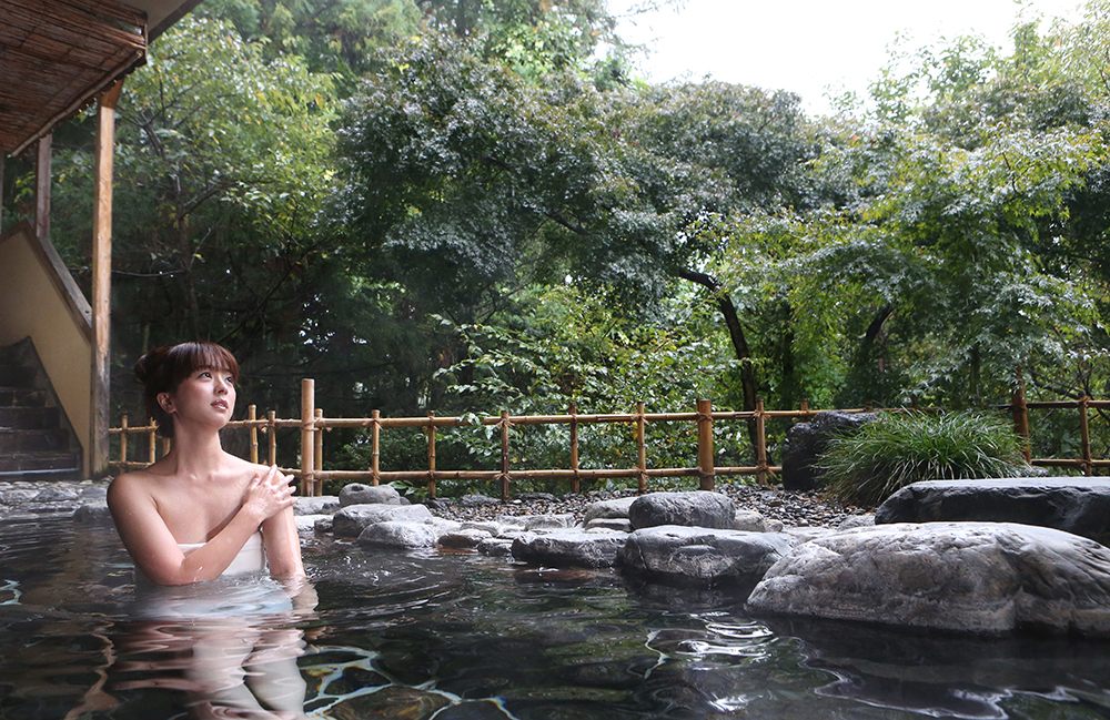 「仙郷」の露天風呂を堪能する祥子。紅葉が楽しみです（特別にバスタオル使用）