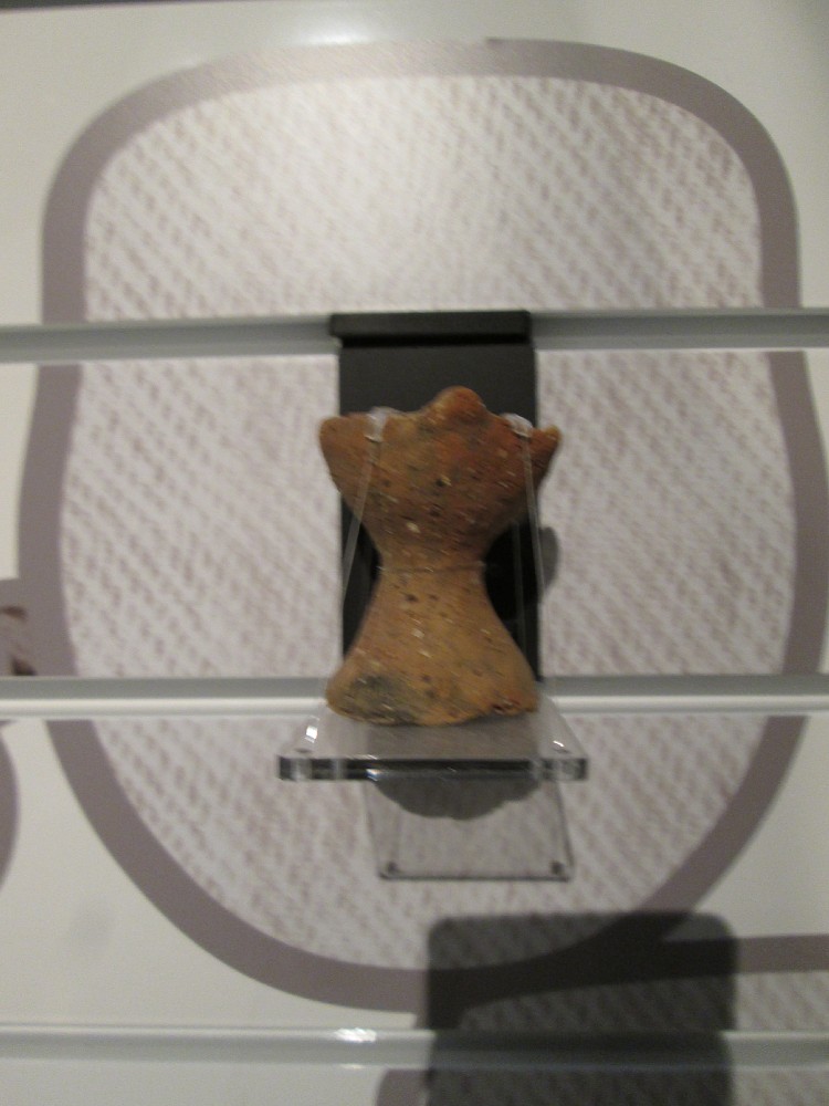 総合文化財センターに展示されたワイングラス型の土器