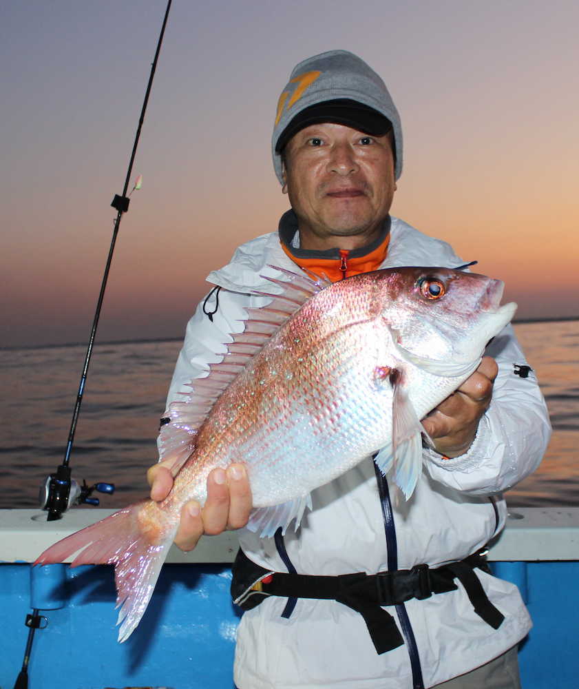 君崎光男さんは夕暮れの海から２キロの本命を釣り上げた