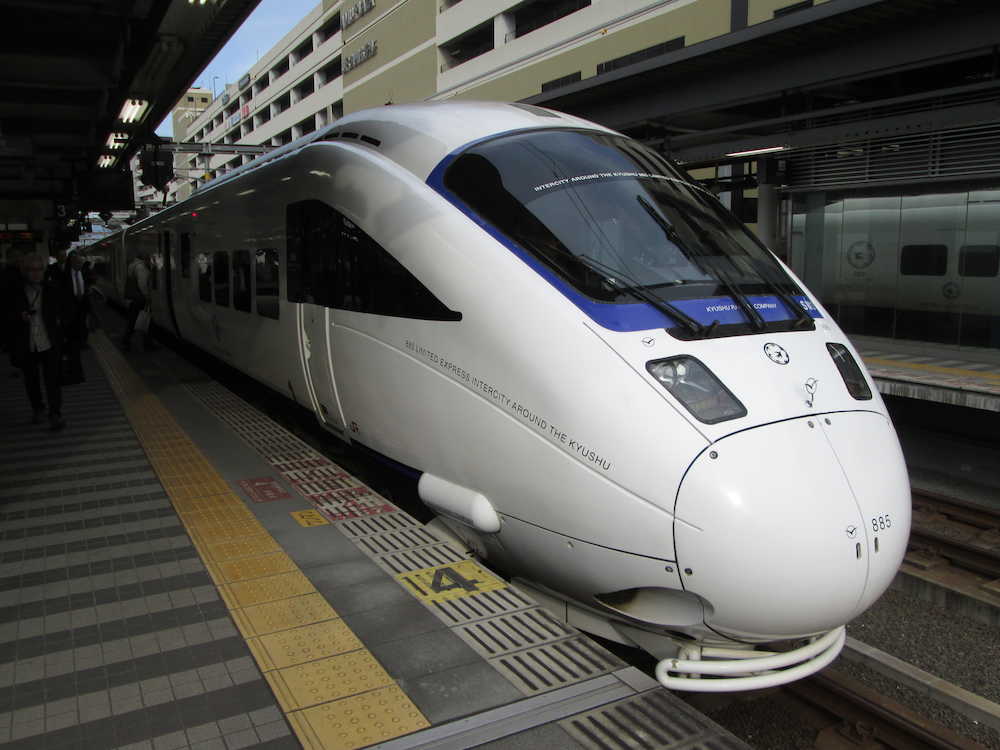 大分から宇佐へ向かう特急「ソニック」。ＪＲ九州の観光列車の一つだ