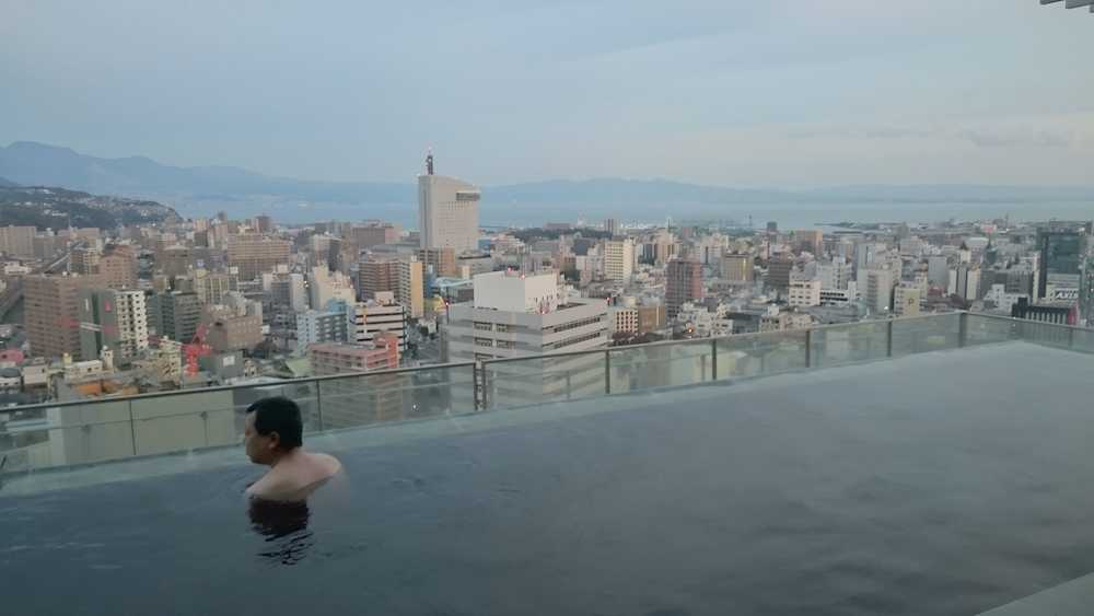 絶景を見ながら入るホテルブロッサム大分「シティスパてんくう」の露天風呂。最高です