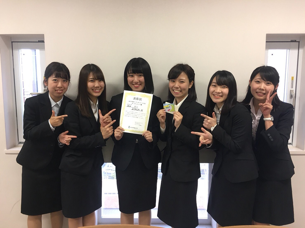 プロジェクトを実施した文京学院大・新田ゼミのメンバー（左から３人目がリーダーの佐久間さん）