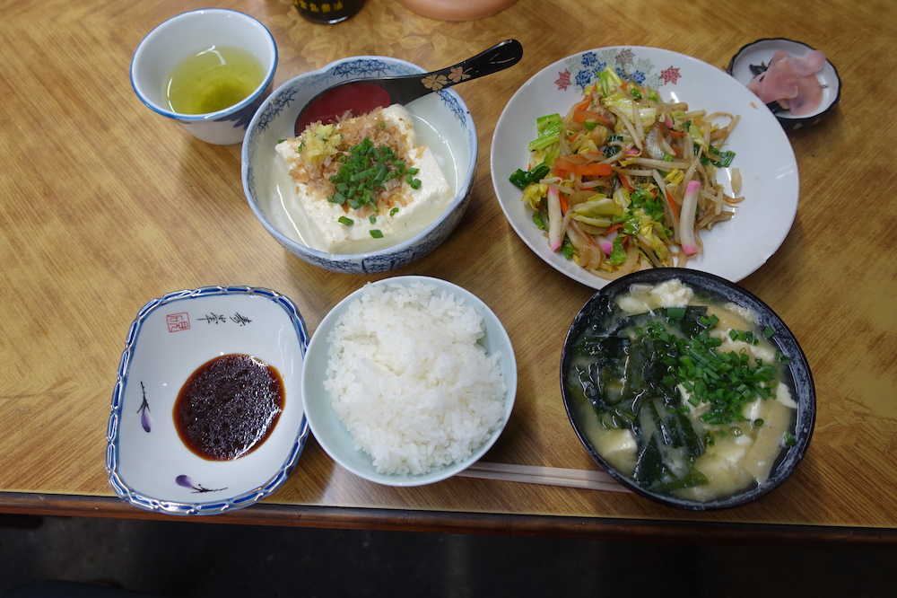 湯豆腐と野菜炒めにご飯とみそ汁