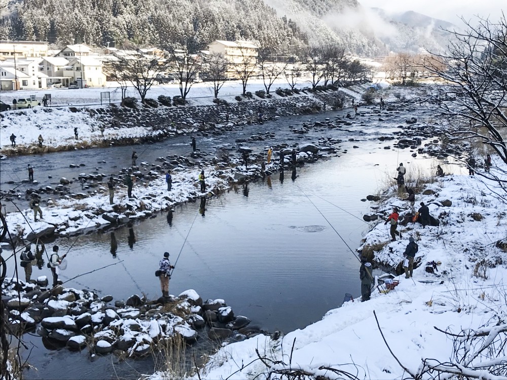 長良川上流の吉田川で成魚を狙う釣り人
