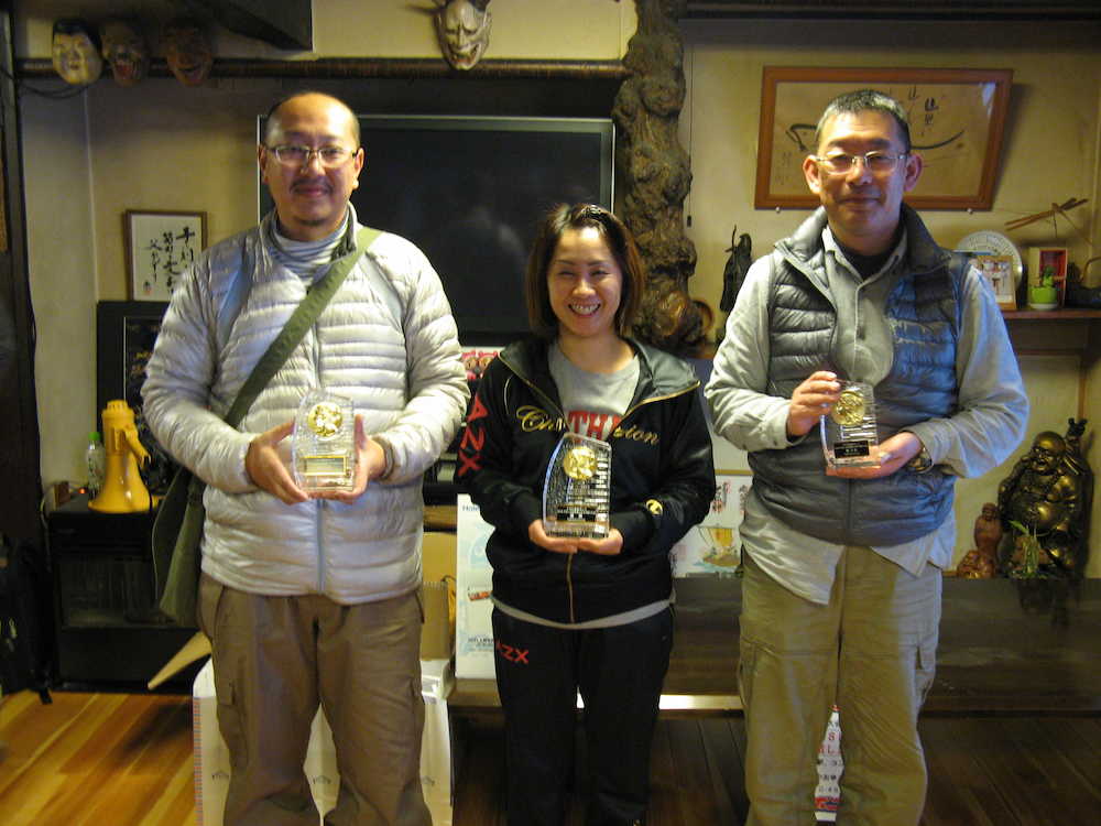 優勝した鈴木さんを中心に２位の栗原さん（左）と３位の小林さん
