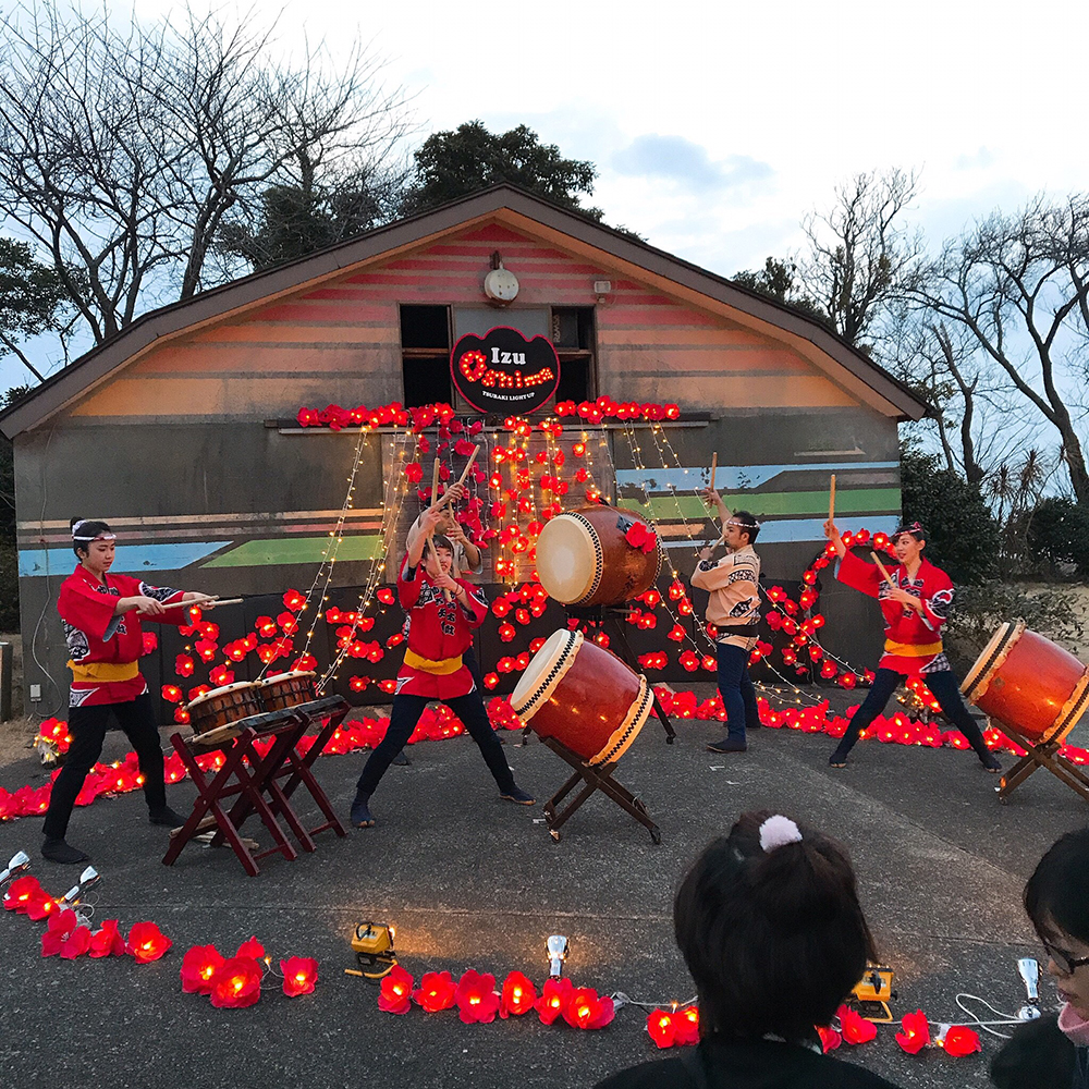 助六太鼓保存会のメンバーは園内で演奏を披露