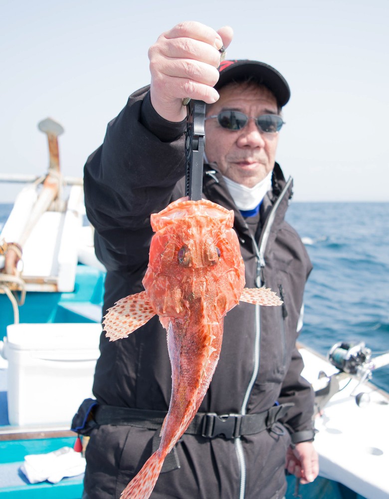 大阪府寝屋川市の柾谷泰作さんは、この日船中最大の３５センチの鬼カサゴを手にニッコリ