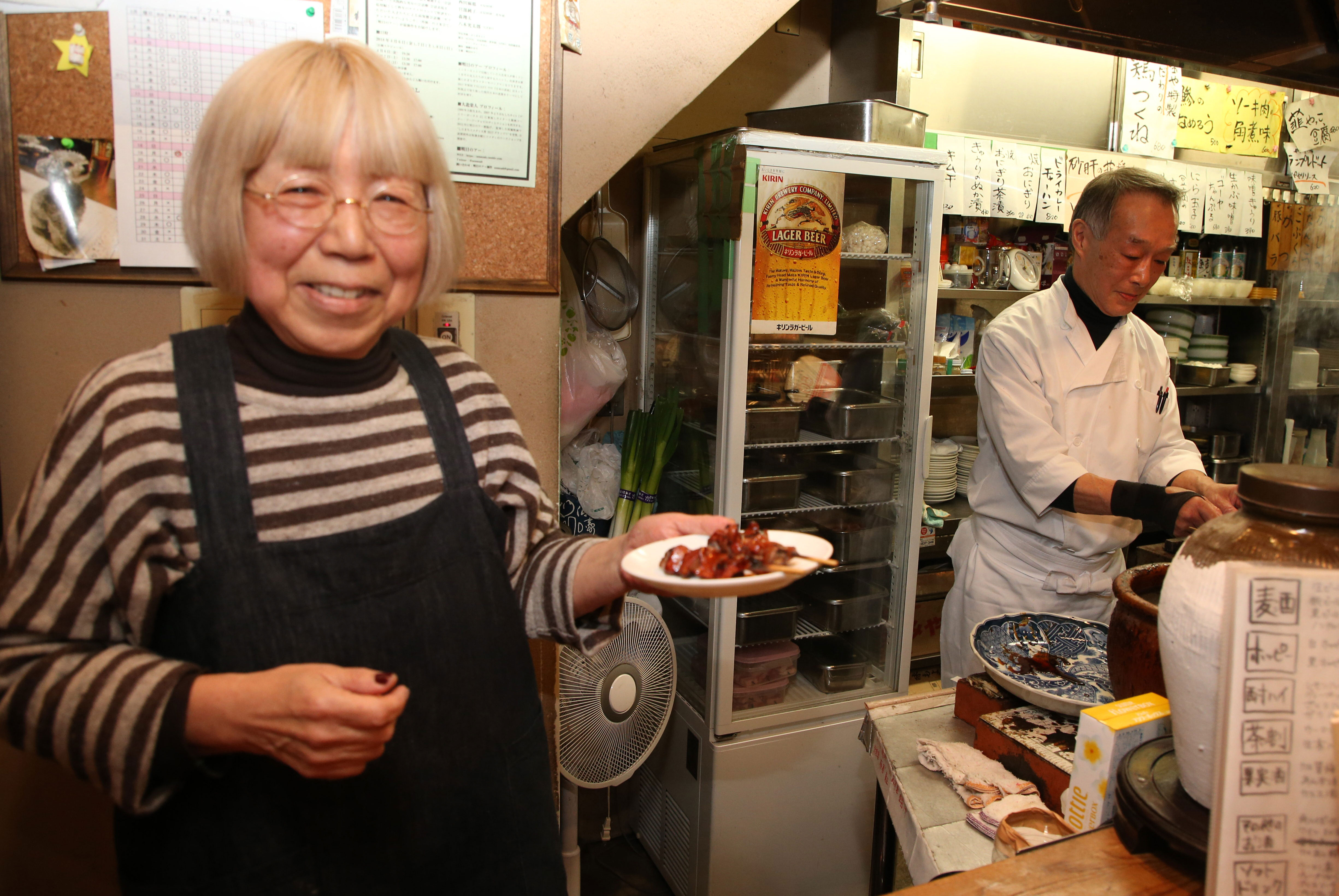 店主の西田隆さんと妻の美和子さん（左）