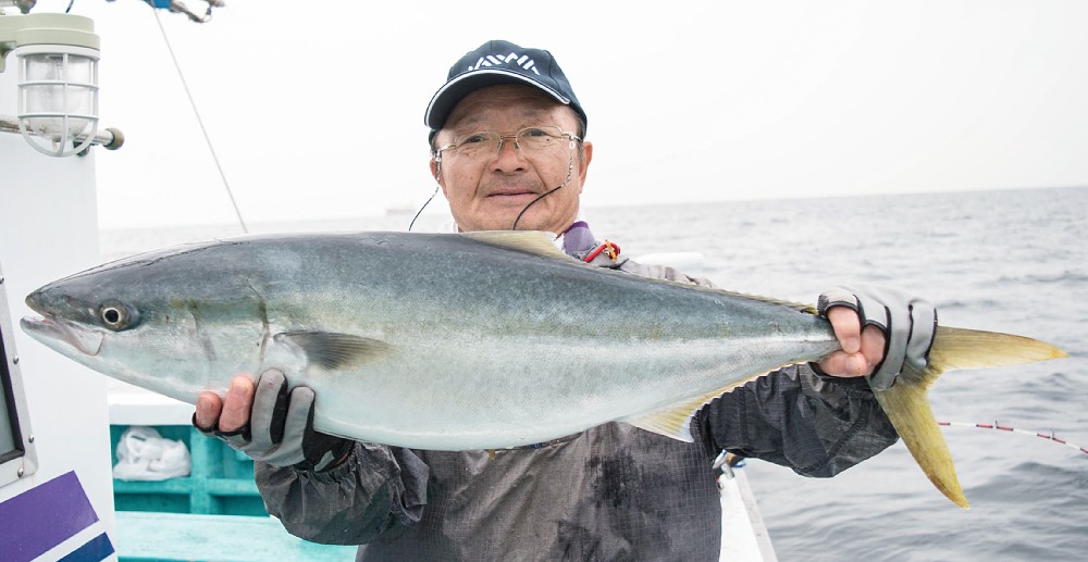 予想外の大物、８６センチのメジロを釣り上げた堺市の岩崎広康さん