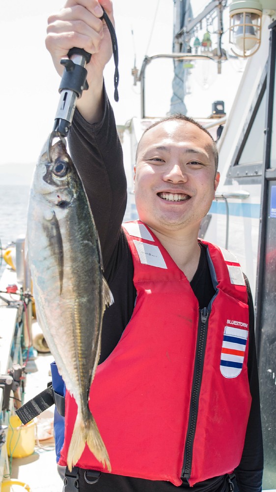 ４３センチの大型アジを釣り上げニッコリ笑う大津市・山田将隆さん