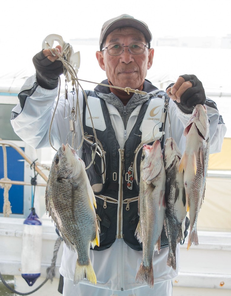キビレ４０センチ、３９センチ、ハネ４２センチ、チヌ３６センチを釣り上げた大阪市の菊井完志さん