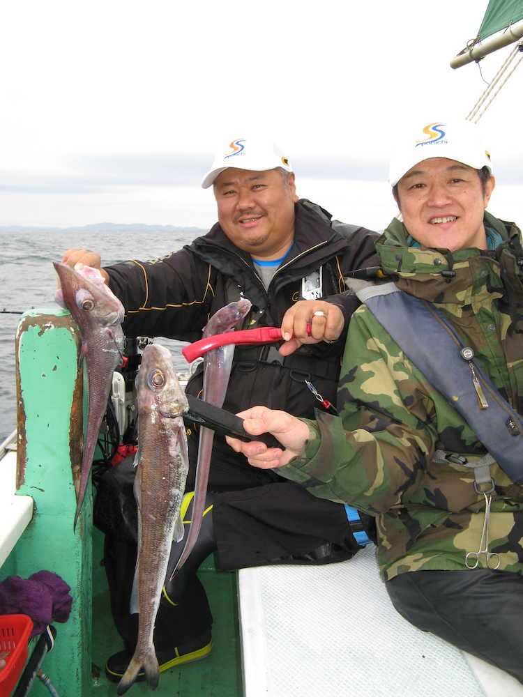トウジンとオキアナゴを釣った高橋さん（左）は総合優勝の大和田さんとは釣り仲間。大和田さんの魚はオキギス