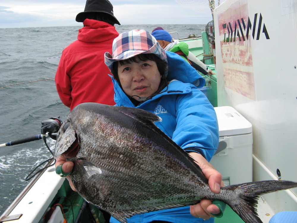 シマガツオを釣って女性賞の渡辺さんは「サメが釣りたかった」