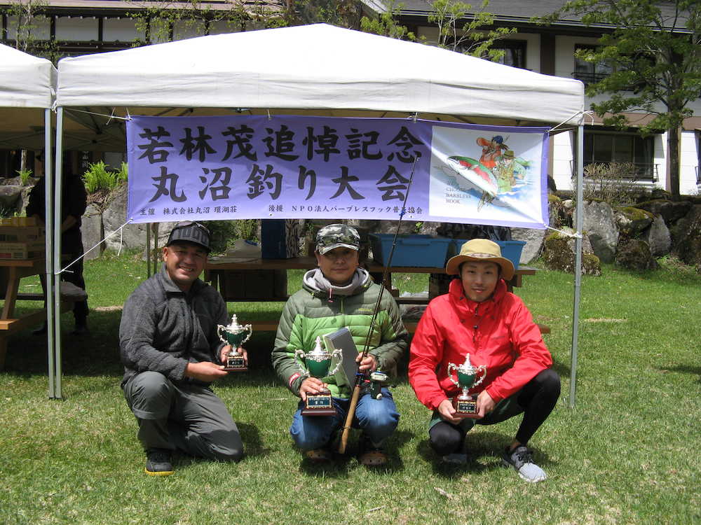 優勝の篠崎さんを中心に２位の志賀さん（右）と３位の中沼さん