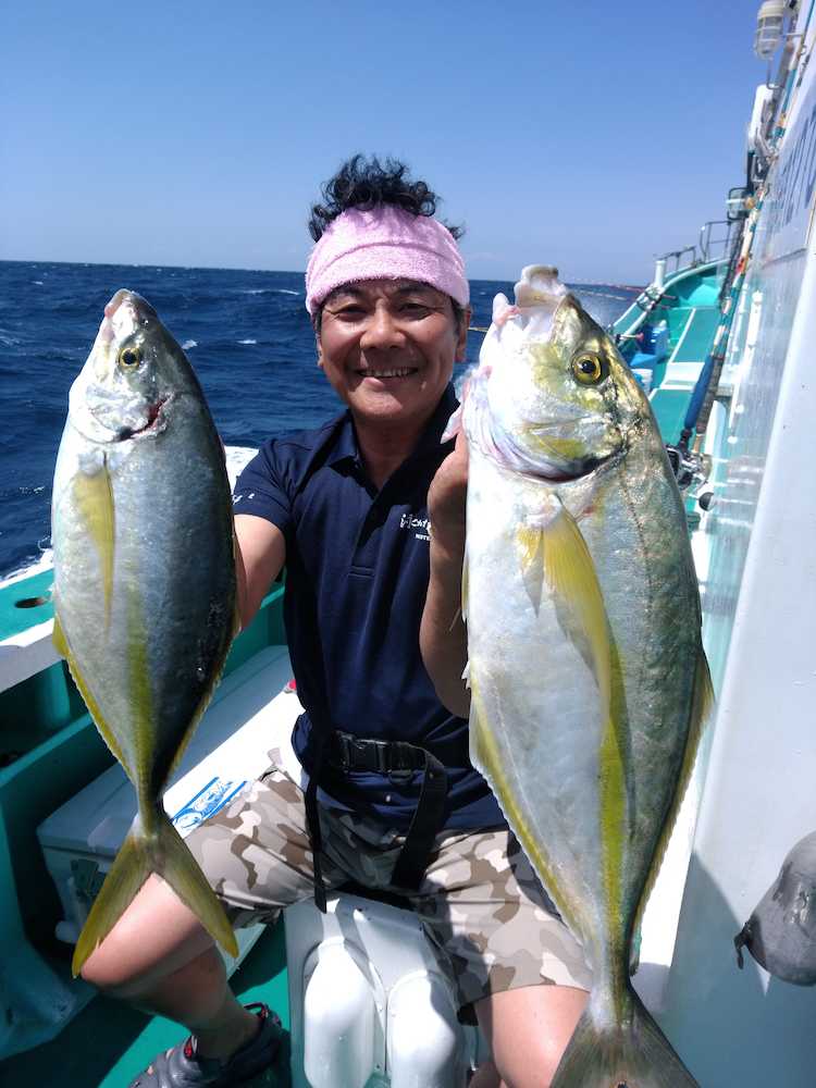 朝イチで２キロ級シマアジ（右）を釣り上げた平野さん