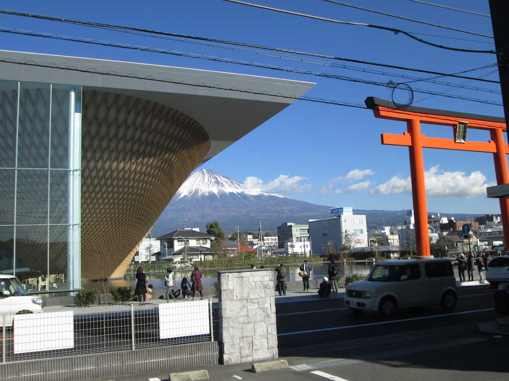 逆円錐形のデザインがユニークな静岡県富士山世界遺産センター