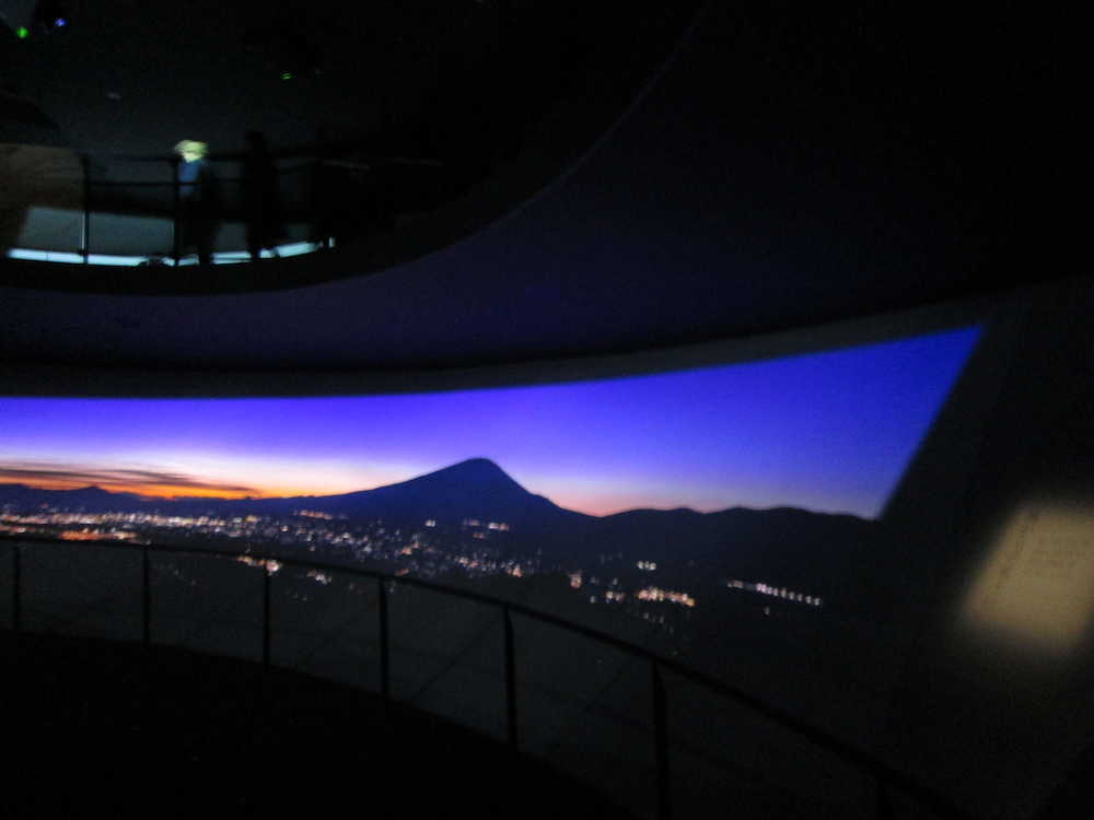 壁面に投影された富士山の映像。四季折々の姿が映される