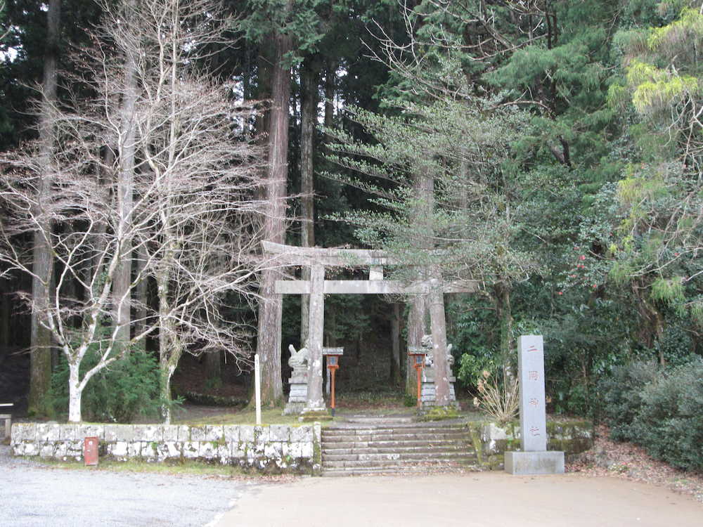 二岡神社の入り口には鳥居が