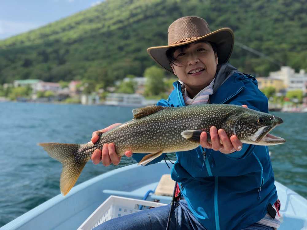 中禅寺湖フライ初挑戦で筆者の妻・幸代が釣った５７センチ