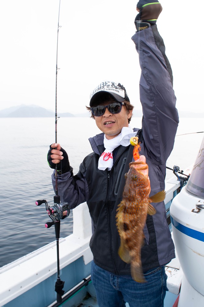 五目釣りで４３センチのアコウを釣り上げた愛知県稲沢市の堀田正和さん