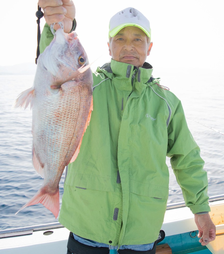 この日、船上で一番の大物・５５センチのマダイを釣り上げた大阪市・永田冬至生さん