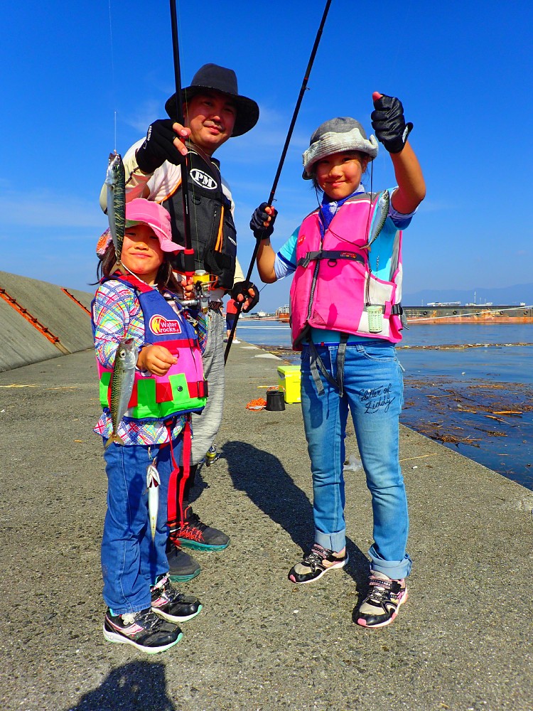 お父さんとサビキ釣りを楽しむ大阪府吹田市の寺尾咲良ちゃん（右）と風花ちゃん