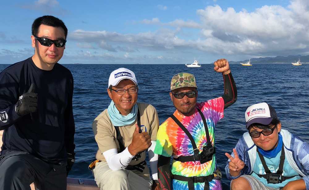 カジキ釣りに挑んだ左から山下さん、筆者、秦さん、村上さん